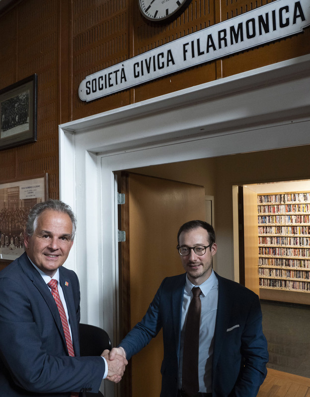 Ferruccio Unternährer accoglie il nuovo presidente della Civica Filarmonica di Lugano Luca Cattaneo